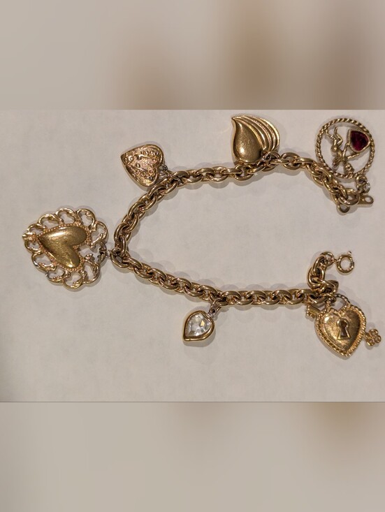 Jewelry - Vintage Heavy Six Hearts Charm Bracelet / Gold Tone ❤️